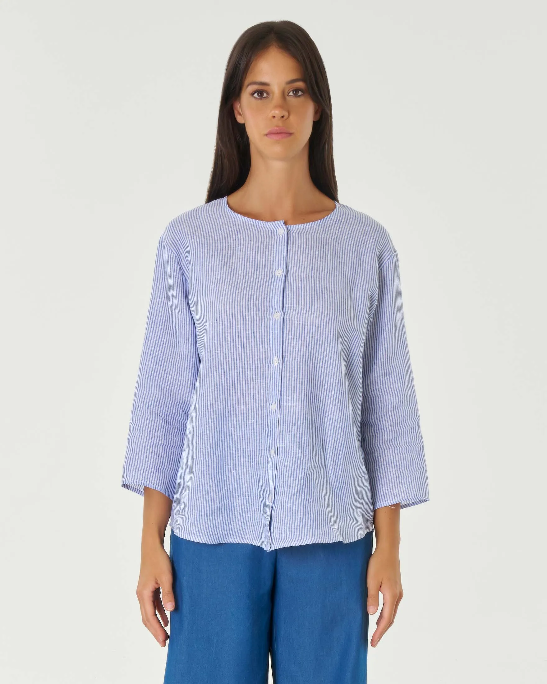 Camicia coreana senza colletto in puro lino, a righine bianche e blu con maniche a tre quarti