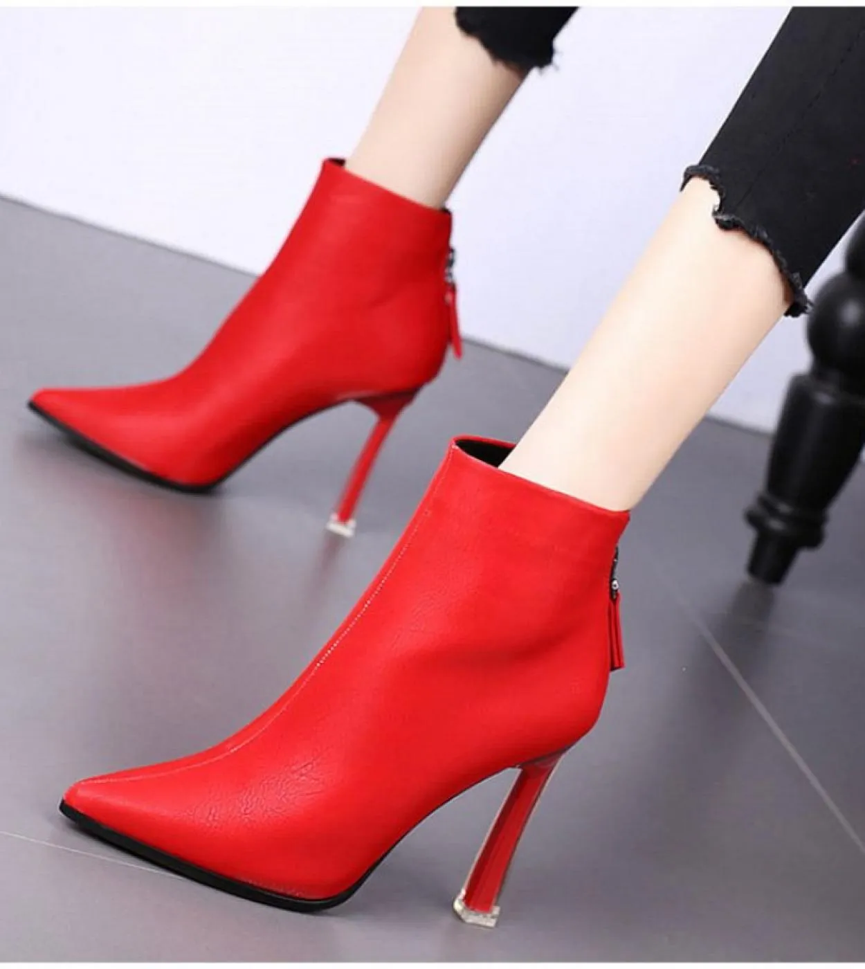 Nuove donne Fashion Fringe Stivali da donna Tacchi sottili Punta a punta Stivali corti in peluche Tacco alto in pelle Autunno In