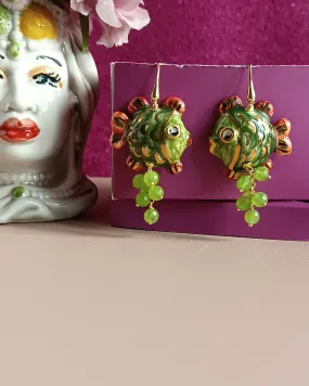 Orecchini Siciliani con Pesci in Ceramica di Caltagirone e grappolo di Pietre Verdi